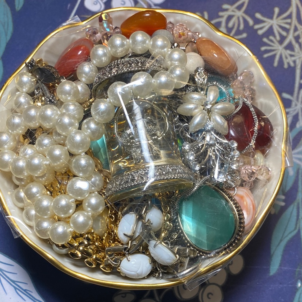 Chic Pearl and Gemstone Necklace Collection